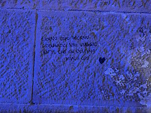 bravata-di-due-18enni-scrivono-sulle-pietra-dei-georgofili