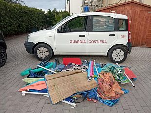 spiaggia-libera-occupata-sequestrati-ombrelloni-e-sdraio