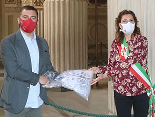 mascherine-con-il-giglio-donate-ai-vigili-di-firenze