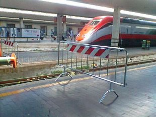 stazione-transenne-anche-alle-biglietterie-automatiche-lunghe-code