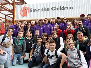 expo-2015-una-delegazione-di-calciatori-dellacf-fiorentina-visita-il-villaggio-di-save-the-children-perdare-un-calcio-alla-mortalita-infantile
