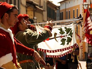 montalcino-rivive-il-medioevo-con-il-torneo-di-apertura-delle-cacce