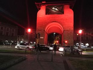 giornata-della-sclerosi-multipla-a-firenze-porte-colorate-di-rosso
