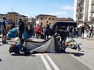 gli-sfrattati-via-baracca-liberano-il-ponte-di-via-puccini