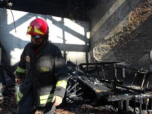 lucca-incendio-nellex-scalo-merci-della-stazione
