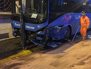 firenze-scontro-tra-bus-e-furgone-in-via-dello-statuto