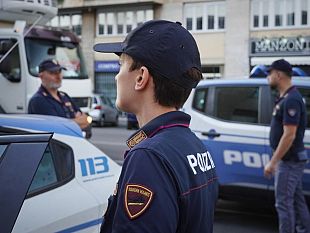 costretta-a-barricarsi-in-auto-mentre-stava-andando-a-lavoro