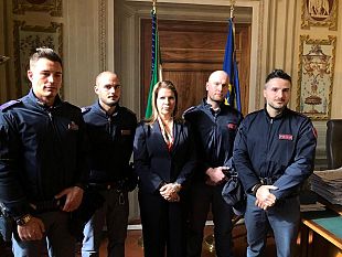 incendio-firenze-poliziotti-salvano-anziani-inquilini