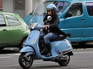 brozzi-auto-si-scontra-con-uno-scooter-che-consegna-cibo-a-domicilio