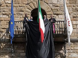 morto-papa-francesco-drappo-nero-in-palazzo-vecchio