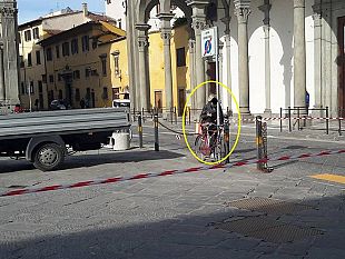 santissima-annunziata-il-nastro-taglia-fuori-i-passanti