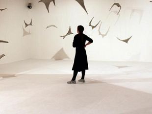 b102191902-una-mostra-di-sculture-sospese