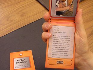 a908282356-hello-reanet-la-biblioteca-vestita-da-cellulare