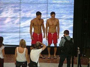 b208181214-hollister-co-400-in-coda-per-l-apertura-del-nuovo-store