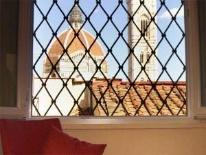 linotype-divieto-di-turismo-povero-e-la-campagna-dellestate-2025