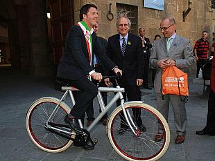 b205111634-per-renzi-un-regalo-dall-olanda-una-biciclettata-notturna-tutta-arancione