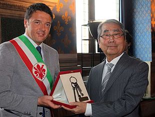 b305212037-renzi-consegna-le-chiavi-della-citta-all-imprenditore-giapponese-okada