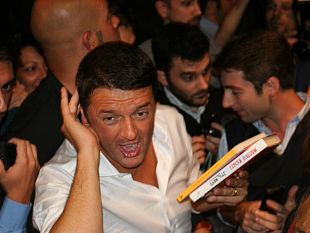 b310271410-matteo-renzi-chiude-la-leopolda-2013-il-carro-si-lancia-alla-guida-del-partito