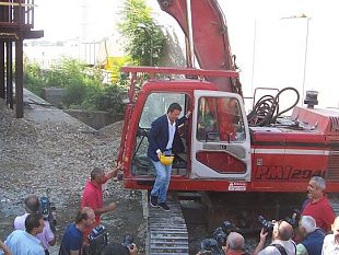 b108311404-renzi-avvia-la-demolizione-dell-immobile-ex-poste-di-via-del-pratellino