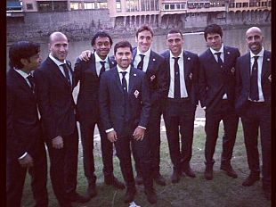 b211261748-foto-di-gruppo-per-i-gigliati-in-riva-d-arno-a-firenze