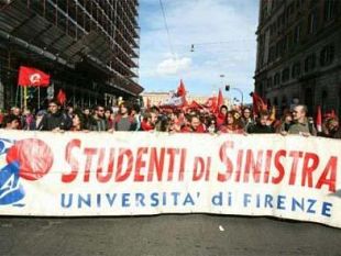 b011302329-firenze-corteo-degli-studenti-danneggia-vetrina-di-banca