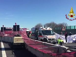 crolla-cavalcavia-in-autostrada-morti-e-feriti