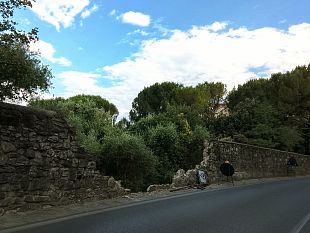 crolla-muro-sotto-la-certosa-sfondato-da-unauto