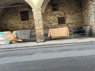 via-senese-le-storiche-fonticine-trasformate-in-accampamento