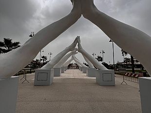 versilia-le-mani-di-quinn-abbracciano-tonfano