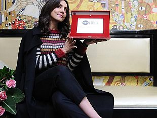 ambra-angiolini-e-klimt-consegnato-allattrice-il-premio-crossmedia-2017