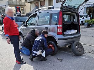 vigili-gommisti-per-aiutare-un-anziano-in-difficolta