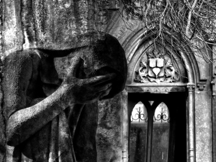 foto-hard-al-cimitero-vestita-da-suora-distesa-sulle-tombe