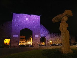 firenze-le-porte-storiche-illuminate-di-viola