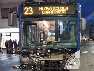 incidente-tra-auto-e-bus-feriti-trasportati-in-ospedale