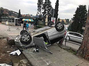 incidente-al-piazzale-michelangelo-perde-il-controllo-auto-si-ribalta
