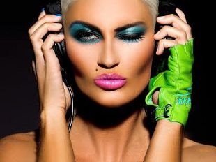 pornostar-versione-dj-con-sexy-cameriere-e-strip-maschile