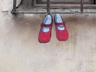 scarpe-rosse-street-art-in-oltrarno-contro-la-violenza-sulle-donne