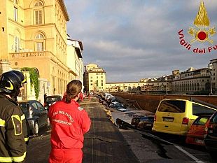 voragine-sul-lungarno-sprofondano-auto-in-acqua