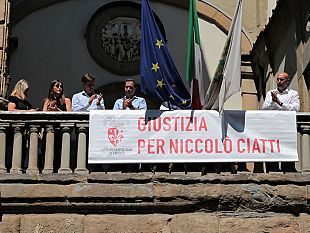 giustizia-per-niccolo-ciatti-uno-striscione-sulla-facciata-di-palazzo-medici-riccardi
