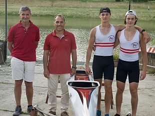 canoa-due-giovanissimi-fiorentini-in-azzurro
