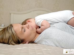 maternita-ruvida-una-carezza-per-le-neomamme-che-si-nascondono