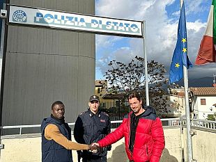 un-disoccupato-guineano-trova-un-portafogli-e-lo-consegna-alla-polizia