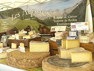 il-mercatino-regionale-francese-in-piazza-santa-croce-a-firenze