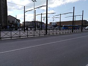 stella-fi-smantellare-la-foresta-di-pali-alla-stazione