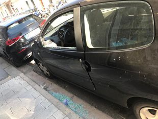 auto-con-finestrino-infranto-a-colpi-di-tombino-alle-cascine
