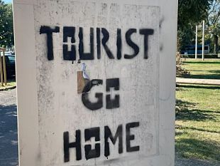 tourist-go-home-la-scritta-della-vergogna
