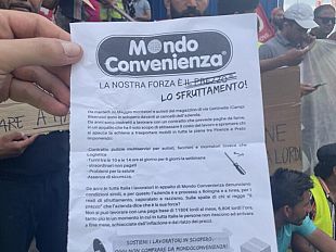 mondo-convenienza-protesta-ai-negozi