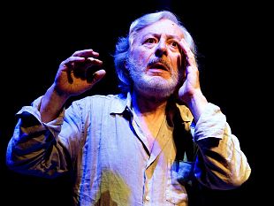 con-struggente-poesia-leo-gullotta-porta-in-scena-la-magia-della-parola