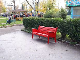via-allori-rubata-la-panchina-rossa-anti-violenza