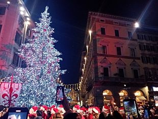 acceso-lalbero-di-natale-in-piazza-duomo
